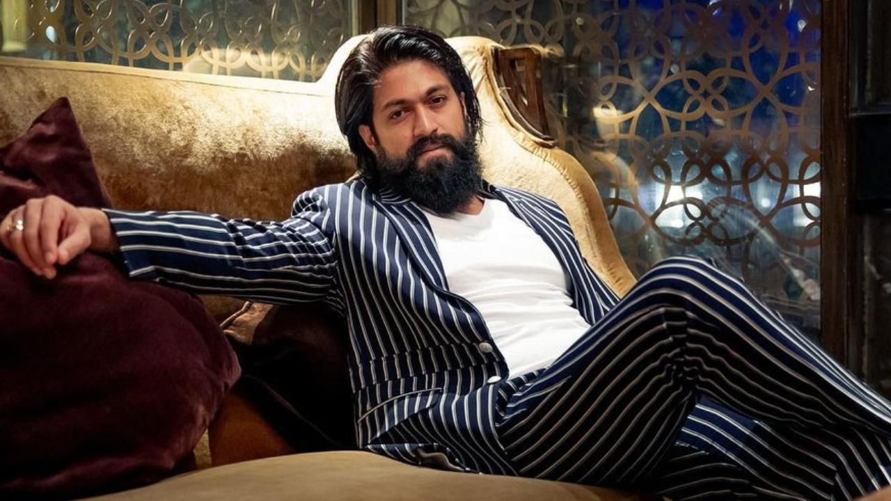 In yet another classic look, the 'Googly' actor wore a navy-blue suit with white stripes, which he paired with a white t-shirt. His dense beard and open hair accentuated the overall style quotient of the look